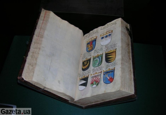 "Гербовник Георга Ортенбурга" 1602-1604 рр. Це найстаріший список гербовника Конрада Грюненберга 1480 р. Цей масивний паперовий рукопис об’ємом 389 сторінок містить 20 малюнків та більше ніж 2000 гербів у техніці темперного живопису. Поміж ними – найраніше відоме живописне зображення герба Києва