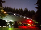 Вночі дім має загадковий вигляд НЛО серед лісу