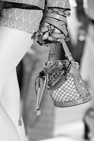 Плетені зі шкіри авоськи презентував японський дизайнер Такада Кензо. Модельєри радять брати такі сумочки до довгих сарафанів та коротких шортів, спідниць