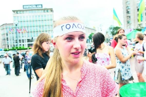 Оксана Неживенко голодувала 12 днів. Після оголошення про призупинення акції її з-під Українського дому забрала ”швидка”