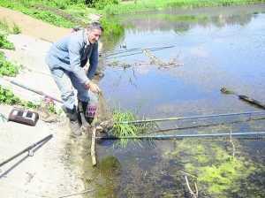 Борис Калита з райцентру Кам’янка на Черкащині ловить карасів на ставу в селі Косарі Кам’янського району. До обіду в саду стоїть майже повне відро риби. Один карась важить до 200 грамів