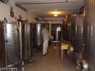 Гвідо Бернобич у приміщенні з цистернами, де бродить вино