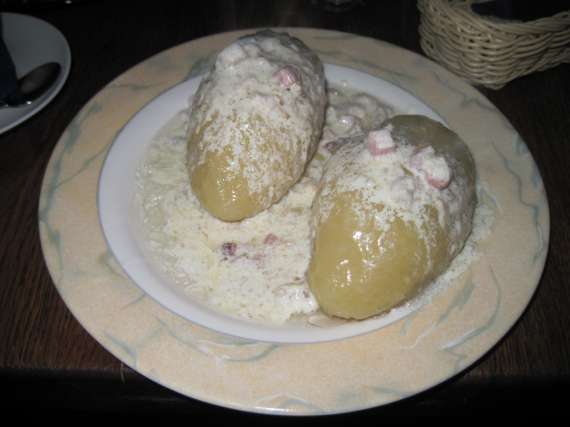 Цепеліни - національна страва литовців. Дійсно схожа на однойменні повітряні засоби