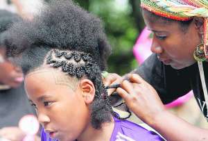 Дівчині заплітають африканські кіски під час конкурсу краси у колумбійському місті Калі 17 червня. Після такої зачіски шкіра голови може свербіти три доби. Коси можна не розплітати два місяці, доки відросте волосся