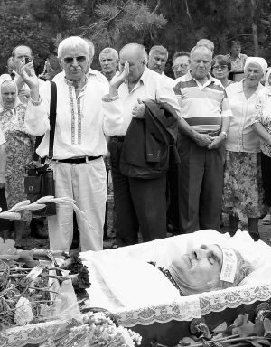 Колишній політв’язень, письменник Євген Сверстюк (ліворуч) виголошує промову на похороні дисидента Василя Лісового у селі Тарасівка Обухівського району на Київщині