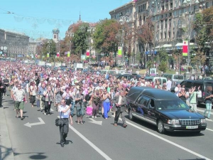 Люди йдуть Хрещатиком від столичного театру імені Івана Франка за катафалком із труною актора Богдана Ступки. У вівторок його поховали на Байковому кладовищі 