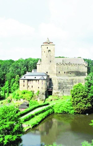 Середньовічний замок Кост у Чехії розташований серед лісу в горах. Під час воєн долину навколо штучно затоплювали. Завдяки цьому маєток ставав недоступний для вояків та грабіжників