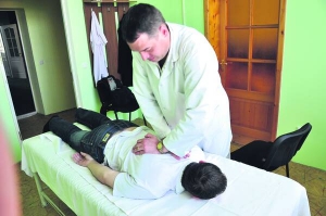 Пацієнт, який має сколіоз, проходить прийом мануальної терапії в медичному центрі ”Меднеан”