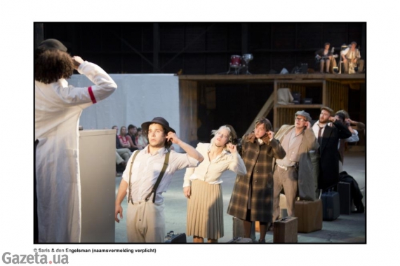 Це історія про емігрантів, які на початку минулого століття хотіли потрапити до омріяної Америки