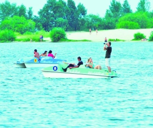 Молодь орендує катамарани, щоб перепливати на інший берег затоки біля мікрорайону Митниця в Черкасах. Платять по 60 гривень за годину