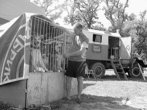 Дресирувальник Олександр Болдирєв стоїть біля клітки з хаскі на стадіоні ”Іллічівець” в Умані на Черкащині. У цирку познайомився з дружиною Алевтиною