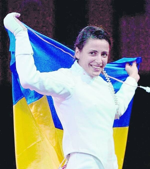 Фехтувальниця Яна Шемякіна під час нагородження на Олімпійських іграх у Лондоні 30 липня. За золоту медаль уряд обіцяє вручити чемпіонці 125 тисяч доларів