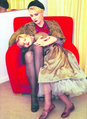 Російська акторка Рената Литвинова обіймає доньку Уляну. Народила її від бізнесмена Леоніда Добровського 2001 року. Шлюб Ренати і Леоніда розпався через ревнощі