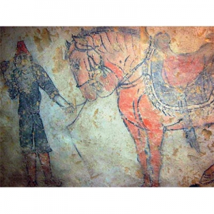 Одяг, зображена на настінних малюнках в мавзолеї, характерна для тюркського етносу