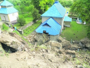 У селі Рукомиш Бучацького району Тернопільщини вхід до церкви завалило камінням зі скелі. Місцеві підозрюють, що причиною обвалу стало будівництво об’їзної дороги навколо райцентру