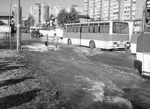 Столичну вулицю Бальзака останніми роками затоплює вчетверте. Магістральний водогін проривало на Різдво 2008 року, 29 березня і 9 червня 2009-го і 6 серпня 2012-го