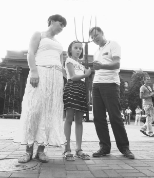 Нардеп Олег Ляшко разом із донькою Владиславою та її матір’ю Росітою у парку Шевченка в Києві перед початком з’їзду Радикальної партії. 7 серпня