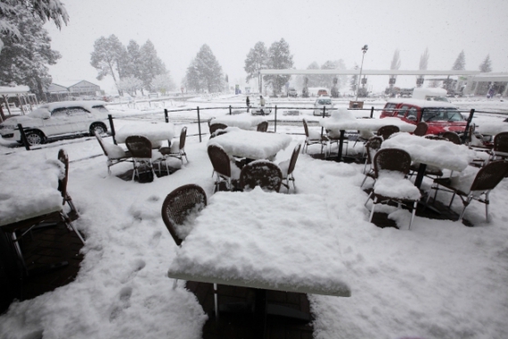 Снегом засыпало летние площадки кафе