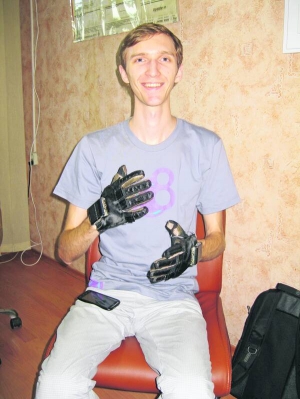 Рукавички для глухонімих зроблені зі звичайних велосипедних. Донецькі студенти хочуть створити цілий модельний ряд, щоб їх можна було міняти залежно від пори року та одягу