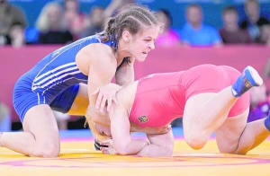 Борчиня Марія Стадник з Азербайджану (ліворуч) проводить прийом проти українки Ірини Мерлені у півфіналі Олімпіади