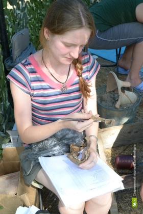 На одной из древних костей студентка Екатерина Кожина обнаружила следы протеза