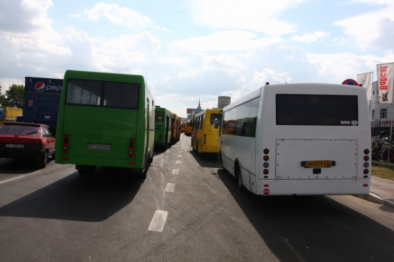 Ще вчора перевізникам почали погрожувтаи, щоб ті не їхали до Києва