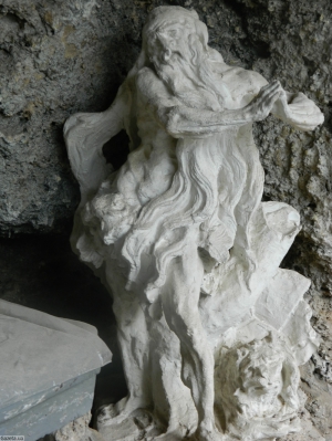 Копия скульптуры святого Онуфрия, размещена в скальном храме в селе Рукомыш. Оригинал люди спрятали после обвала скалы на храм