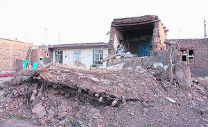Зруйнований будинок на північному заході Ірану. Там 11 серпня стався потужний землетрус, загинули щонайменше 300 людей
