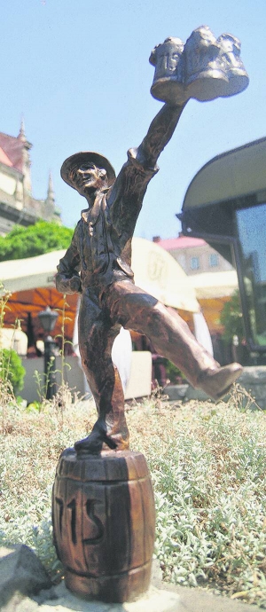 Скульптуру батярика-купідона поставили біля ”Віденської кав’ярні” у Львові. Закохані просять у нього щасливого сімейного життя. Самотнім він допомагає знайти пару
