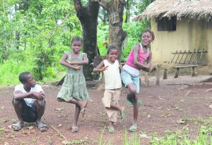 У селах африканської Ліберії люди виживають за рахунок вилову креветок та рисових плантацій. Мешкають у глиняних мазанках, критих банановим листям. Доки батьки шукають їжу, діти перуть і глядять менших за себе. Деякі жінки ходять у бар на околиці села, де заробляють проституцією
