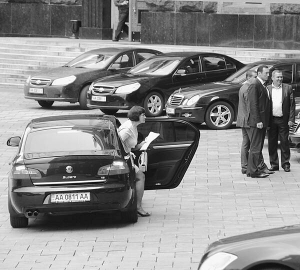 Перший заступник глави Адміністрації президента Ірина Акімова виходить із машини на подвір’ї Кабінету Міністрів 15 серпня. За 15 хвилин має розпочатися чергове засідання уряду