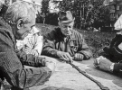 Відколи з кінця 1950-х у радянських містах почали зводити ”хрущовки”, чи не на кожному подвір’ї з’явилися саморобні дерев’яні столи з лавами, де чоловіки з сусідніх будинків, улітку в майках, 
а восени в куртках і фетрових капелюхах, азартно й гучно ”забивали козла”. Жінок у тих компаніях ніколи не було