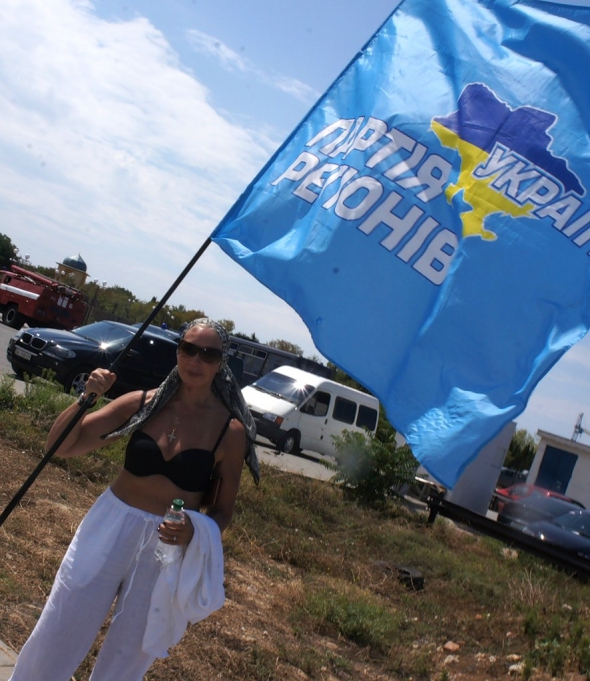 Татьяна Васильева схватила партийный флаг