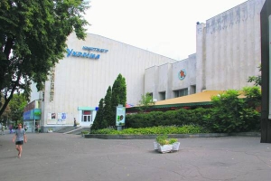 Кінотеатр ”Україна” найдешевший у Черкасах. Квиток коштує 20 гривень, за студентським — 15 