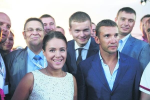 Лідер партії ”Україна — Вперед!” Наталія Королевська в оточенні кандидатів у депутати від своєї політсили. 1 серпня
