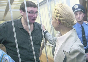 Екс-міністр внутрішніх справ Юрій Луценко спілкується із колишнім прем’єром Юлією Тимошенко у столичному Печерському райсуді. 5 липня 2011 року