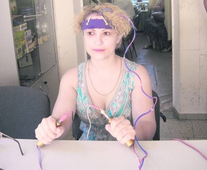 Інна Кузьма, 36 років, із Вишгородського району на Київщині проходить лікування. До рук, ніг і голови подають слабкий струм, який взаємодіє з енергією клітин