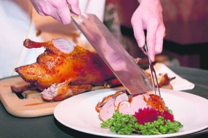 Запечену тушу качки нарізають спеціальним ножем. Українські кухарі вміють краяти на 70 шматків. Страву подають без кісток