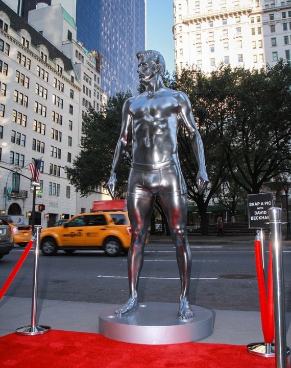 Серебряная статуя Бекхэма была возведена в Нью-Йорке для продвижения новой линии нижнего белья H &amp; M