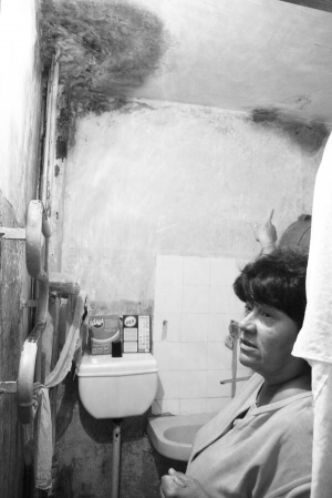 Тетяна Гах із будинку №4 на вулиці Гагаріна у Чернігові показує стелю ванної у своїй квартирі. Її затоплює котячою сечею