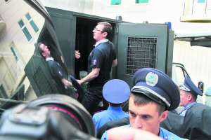 Екс-міністр внутрішніх справ Юрій Луценко сідає в автозак після засідання Печерського райсуду. 17 серпня його засудили на два роки обмеження волі
