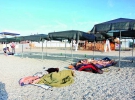 Відпочивальники сплять на надувних матрацах і в спальниках на пляжі КоктебеляТуристи з Росії п’ють пиво на коктебельській набережній