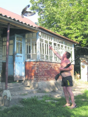 В’ячеслав Бевз із села Макіївка на Черкащині підкидає горобця, якого застрелив із пневматичної гвинтівки. З даху за здобиччю злітає кібець. Господар приніс птаха з лісу