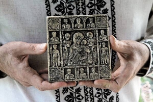 Кам’яну ікону ”Богоматір замилування” вирізали інструментами із загартованого металу. Таку створювали щонайменше чотири місяці, працюючи по 16–18 годин на день, кажуть у Національному Києво-Печерському заповіднику