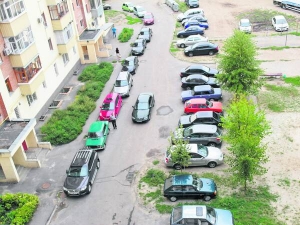 Автомобілі припарковані по обидві сторони дороги по провулку Кустарному, 10 у Полтаві. Через них водіям екстрених служб важко під’їжджати до під’їздів