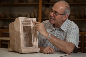 Йосеф Гарфінкель демонструє тригліфи на кам'яній моделі святилища