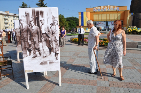 Фотографы часто выходили в город и фотографировали простых прохожих