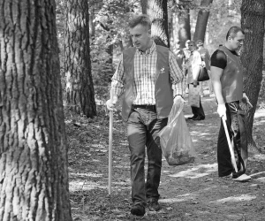 Валентин Наливайченко в кущах шукає сміття. У День Незалежності активісти від партії ”Удар” прибирали парк біля столичного Синього озера