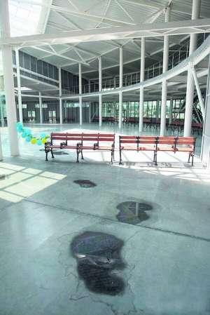 Дах нового столичного автовокзалу ”Видубичі” протікає, туалети не працюють. На зведення двоповерхового приміщення з металу й скла витратили 57 мільйонів гривень