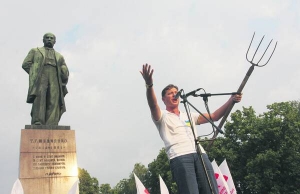Лідер Радикальної партії Олег Ляшко виступає на з’їзді. Тримає вила, які йому дав фермер Микола Лоза із Борзни на Чернігівщині